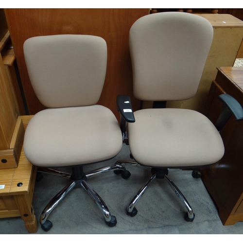 3282 - 2 Swivel Office Chairs