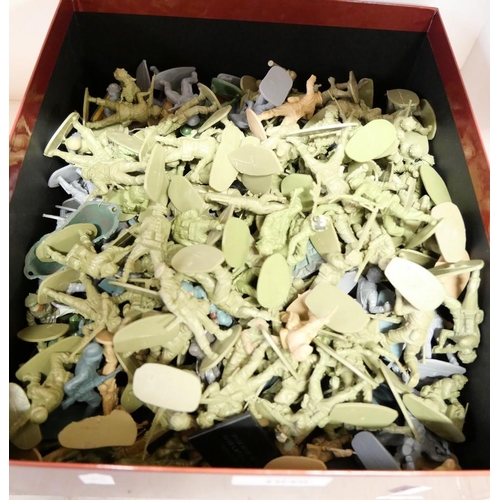 1039 - Box - Large Collection of 1/32nd Scale Plastic Toy Soldiers.