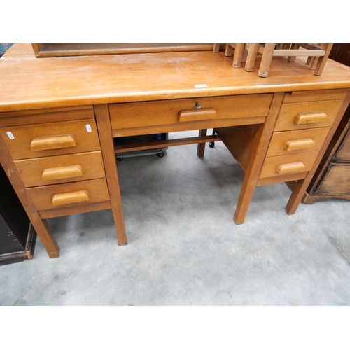 3144 - Knee Hole Desk