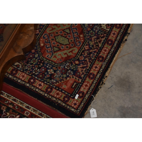 3338 - 197cm x 138cm Geometric Patterned Fine Side Rug