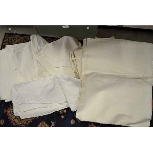 2138 - Box of Assorted Vintage Linen Table Cloths