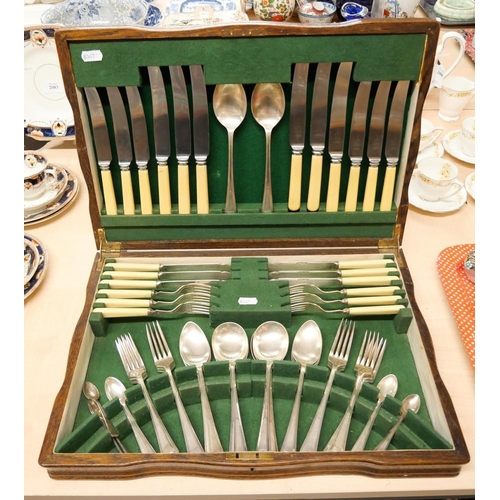 2085 - Oak Canteen of Silverplated Cutlery.