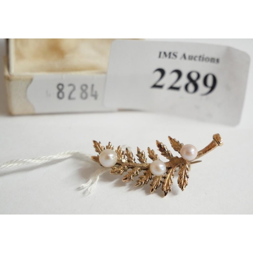 2289 - 9ct Gold Fern Brooch Inset with Seed Pearls.