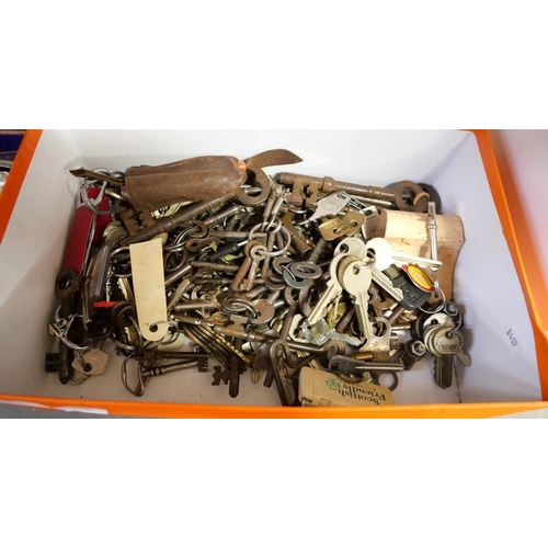 1035 - Box of Assorted Modern and Vintage Keys.