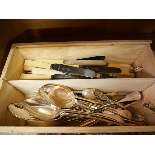 1049 - Box - Assorted Vintage Cutlery.