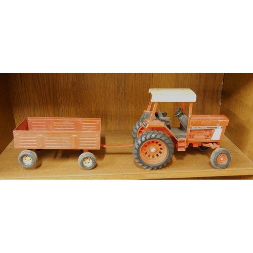 1548 - Scale Model Ertl International Tractor & Trailer  (tractor stands 18.cm tall).