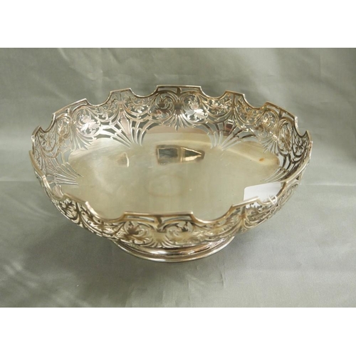 2192 - Edwards & Sons Glasgow Silver Fruit Bowl, approx 18.5oz troy.