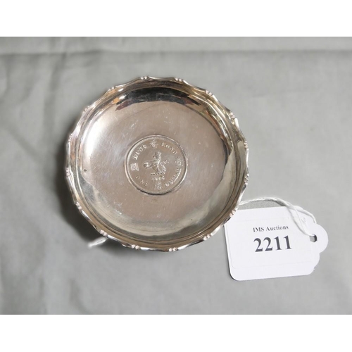 2211 - Sterling Silver Pin Dish Mounted with 1975 Hong Kong Dollar, approx 41g total weight.