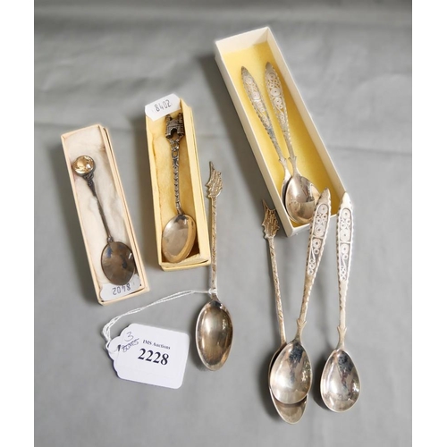 2228 - Continental & Sterling Silver Teaspoons, 90g total weight.