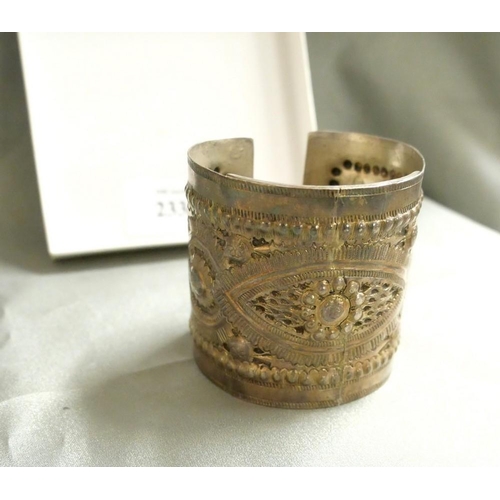 2334 - Indian White Metal Bangle.