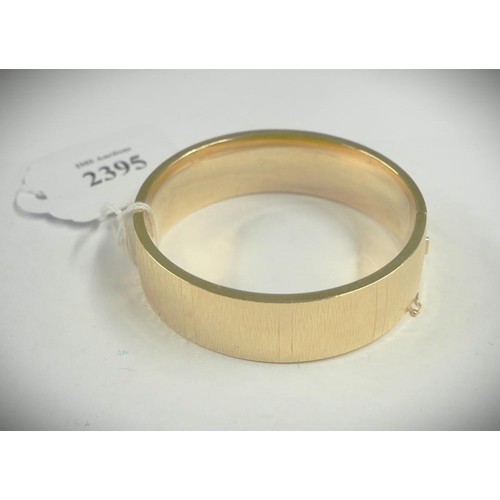 2395 - 14ct Yellow Gold Bangle - Segmented Bark Decoration, weighs approx 43.5g