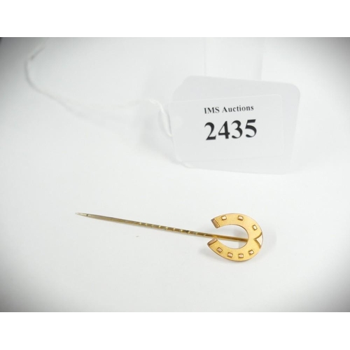 2435 - Cased 9ct Gold Horseshoe Tie Pin, 1.4g.