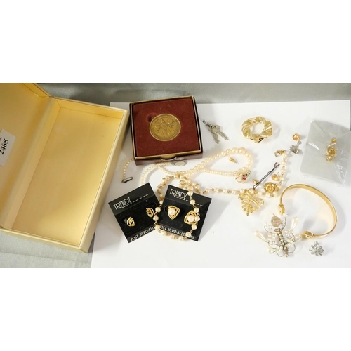 2485 - Small Box - Assorted Costume Jewellery.