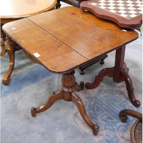 3229 - Victorian Oak Pedestal Centre Table