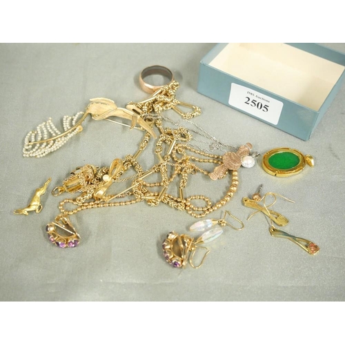 2505 - Small Box - Brooches, Ring, Chain etc.