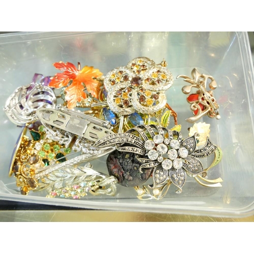 2514 - Box - Assorted Costume Jewellery.