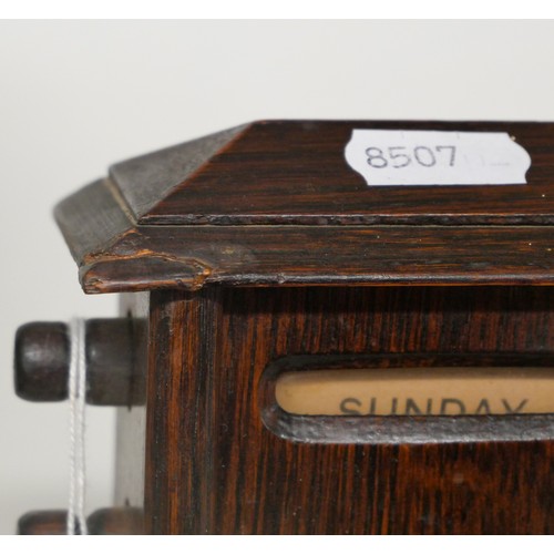 1065 - Vintage Terrestrial Globe & Desk Calendar.