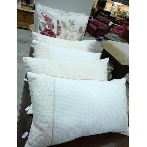 3198 - 6 Assorted Scatter Cushions