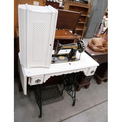 3251 - Singer Sewing Machine & Bookcase