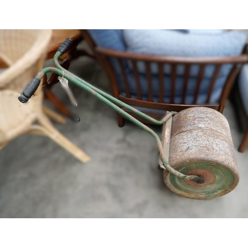 3506 - Vintage Garden Lawn Roller