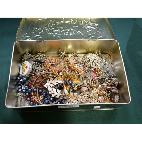 2467 - Box - Assorted Vintage Costume Jewellery.