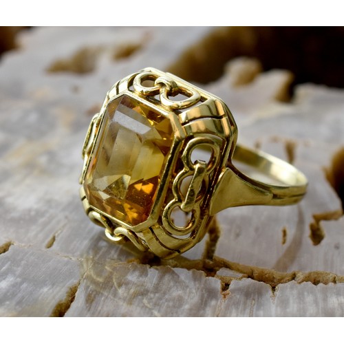 15ct Gold Solitaire Dress Ring inset with Citrine, UK Size O, total weight 5.7g