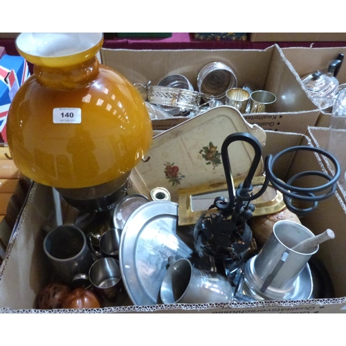 140 - A quantity of metalware and sundries, the lot to include a brass oillamp