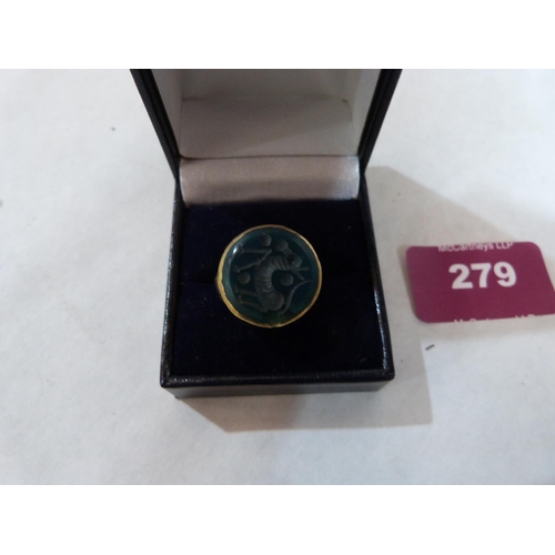 279 - An Islamic gilt hardstone intaglio ring carved with a horse. Size M