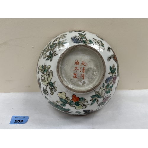 209 - A Chinese famille-rose bowl, decorated with foliage and flying insects. Tongzhi character mark to ba... 