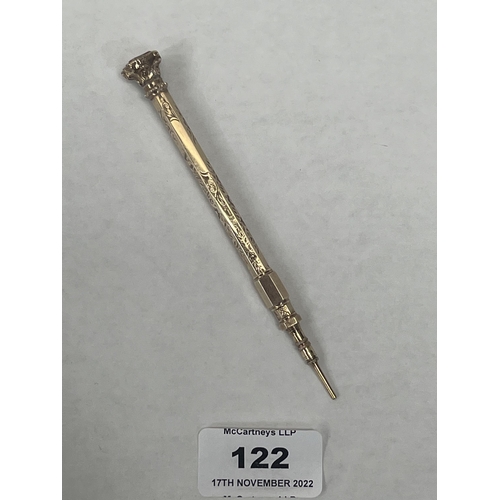 122 - A foliate engraved yellow metal propelling pencil, the seal terminal with vacant hardstone matrix. 4... 