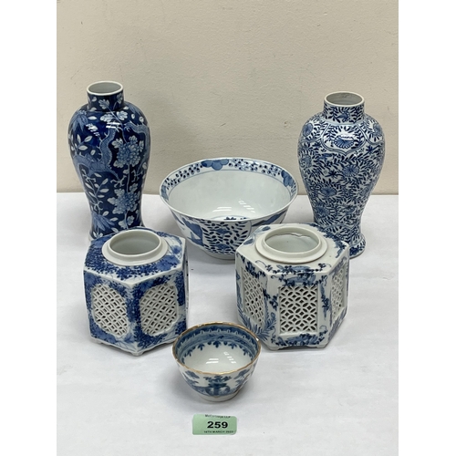 259 - Chinese blue and white porcelain to comprise two inverted baluster vases, a deep bowl, a tea bowl (A... 