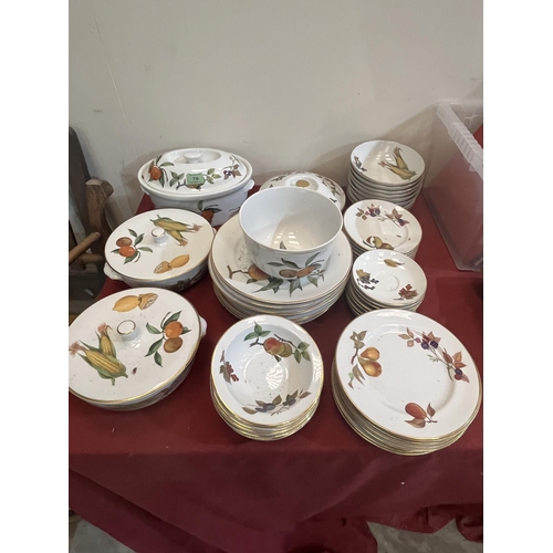 76 - A collection of Royal Worcester Evesham dinnerware