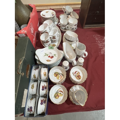 85 - A collection of Royal Worcester Evesham tea and dinnerware