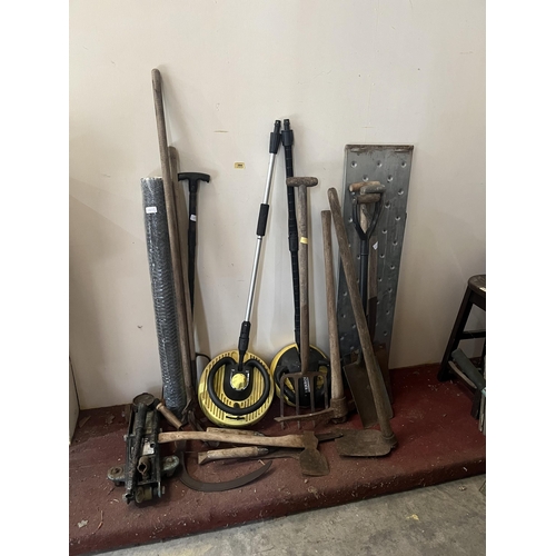 284 - A quantity of long handled garden tools, other tools, wire netting etc.