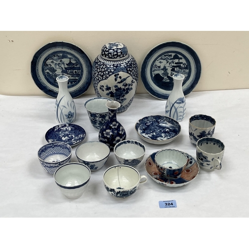 324 - A collection of Chinese blue and white ceramics