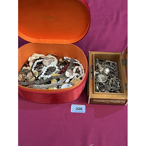 326 - A quantity of silver jewellery and costume jewellery