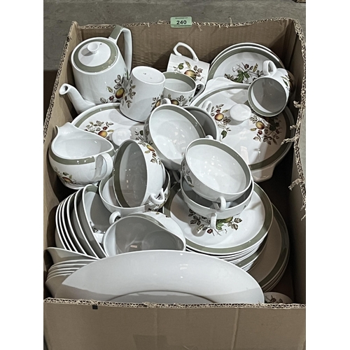 240 - A box of Alfred Meakin Hereford pattern dinner and teaware.