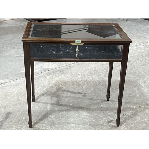 404 - An Edward VII mahogany line inlaid bijouterie table raised on square tapered legs. 30½