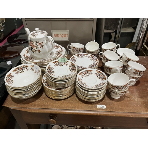 514 - A Colclough dinner and tea service of 91 pieces.