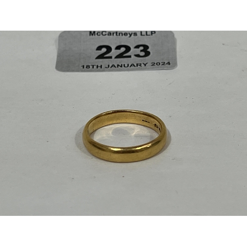 223 - A 22ct wedding ring. 7g.