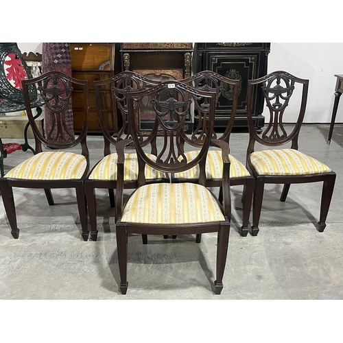 373 - An early 20th century mahogany oval dining table, extending to 70