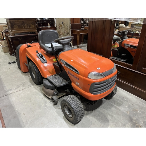 439 - A Husqvarna CTH151 ride-on tractor mower with 15hp engine and grass box. Ex house clearance. (Keys i... 