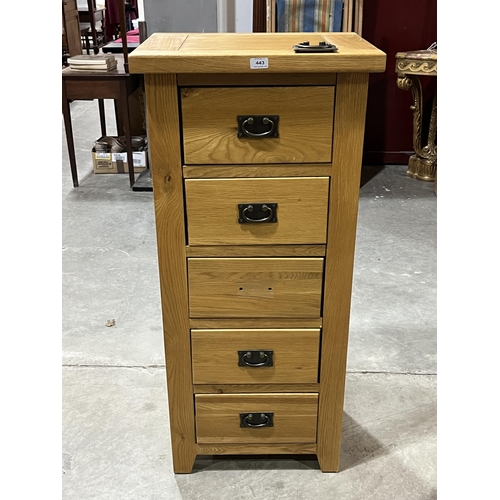 443 - An oak chest of drawers of recent manufacture. 21½