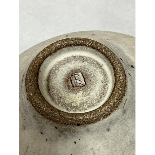 152 - * DAME LUCIE RIE, DBE. AUSTRIAN 1902-1995. Bowl with pouring lip circa 1958. Stoneware, white glaze ... 