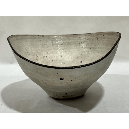 152 - * DAME LUCIE RIE, DBE. AUSTRIAN 1902-1995. Bowl with pouring lip circa 1958. Stoneware, white glaze ... 