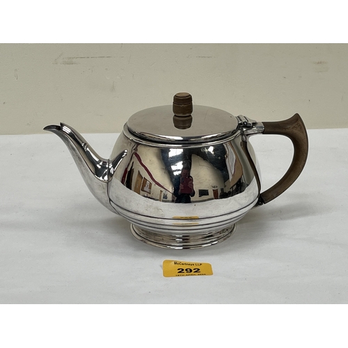 292 - A George VI silver teapot. Sheffield 1937. 4½