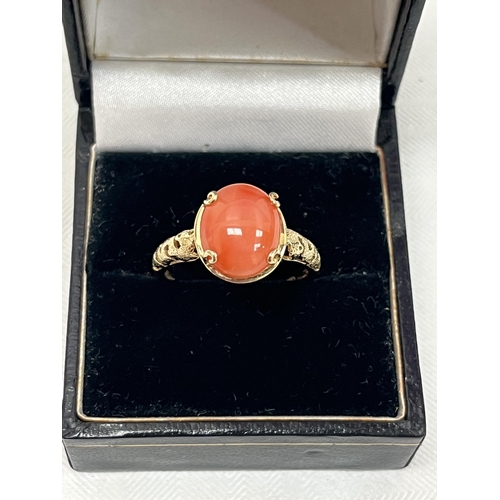 215 - A 14ct ring, set with a pink cabochon stone. 3.3g, size S.