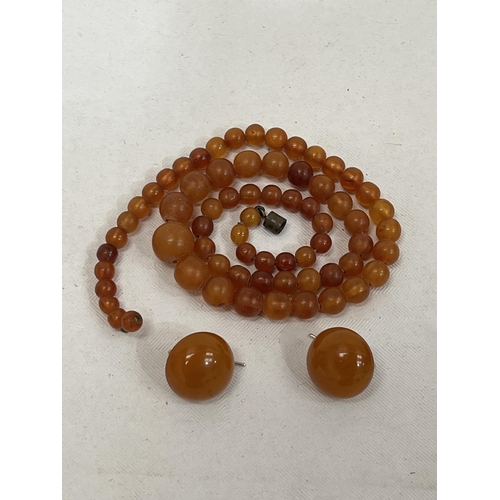 218 - A necklace of graduated beads with amber earrings en-suite.