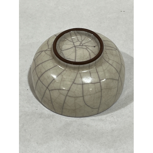 162 - A Chinese crackle glazed bowl. 4in diameter