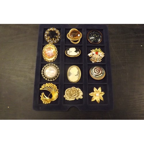 12 vintage brooches.